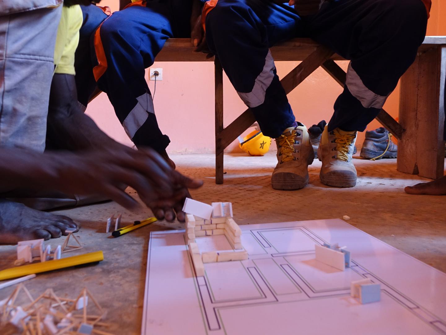 Formazione team su rammed earth by Balouo Salo e Raoul Vecchio