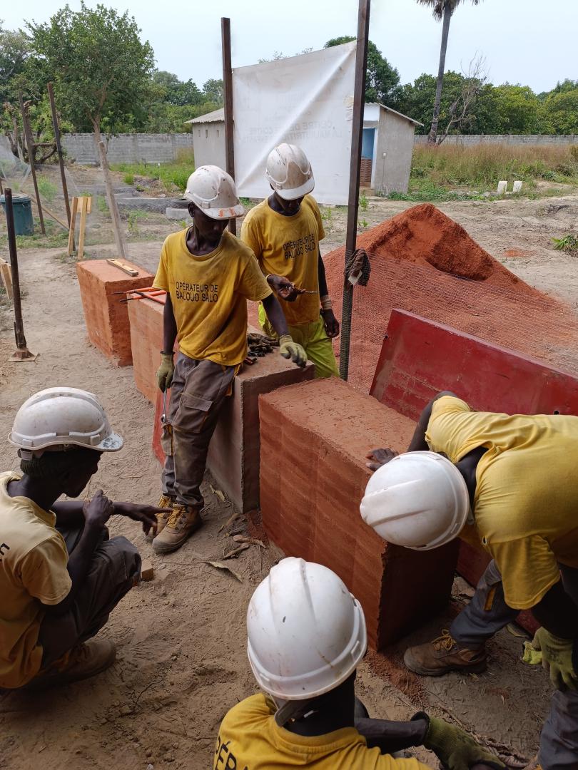 Formazione team su rammed earth by Balouo Salo e Raoul Vecchio