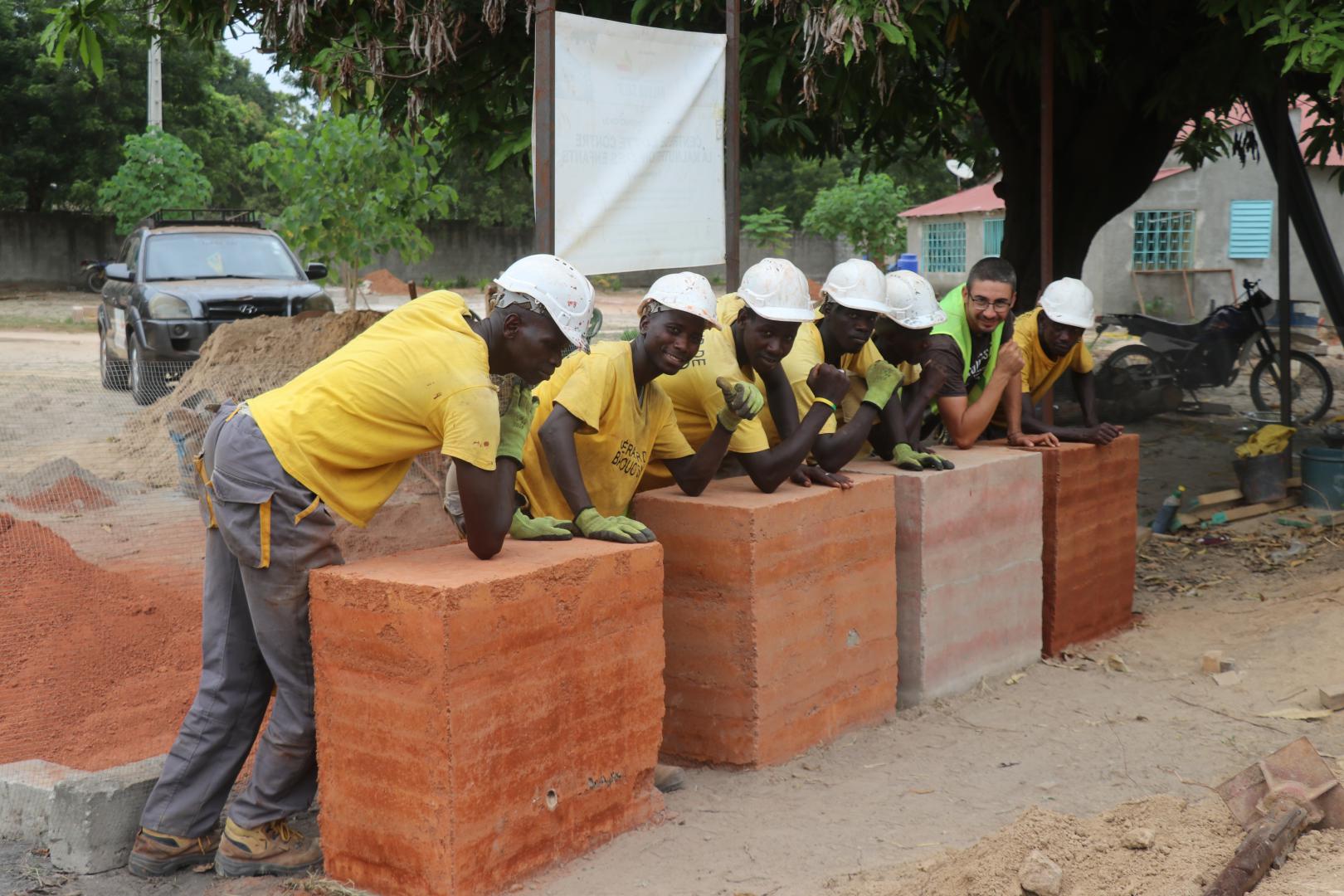 Formazione team su rammed earth by Balouo Salo e Raoul Vecchio