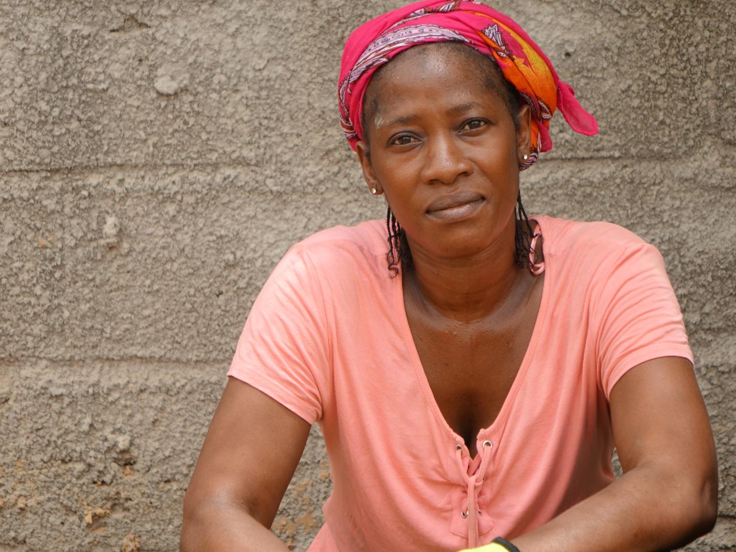 Donna riceve ecografia in Senegal - Balouo Salo