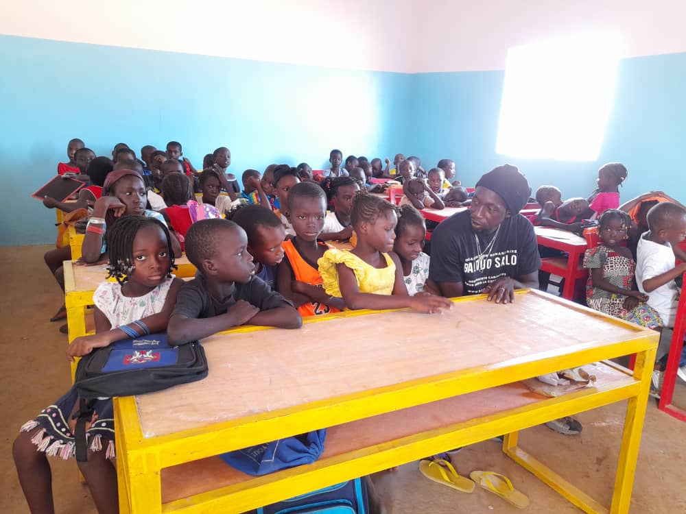 Renovación de la Escuela Simbandi por Balouo Salo 