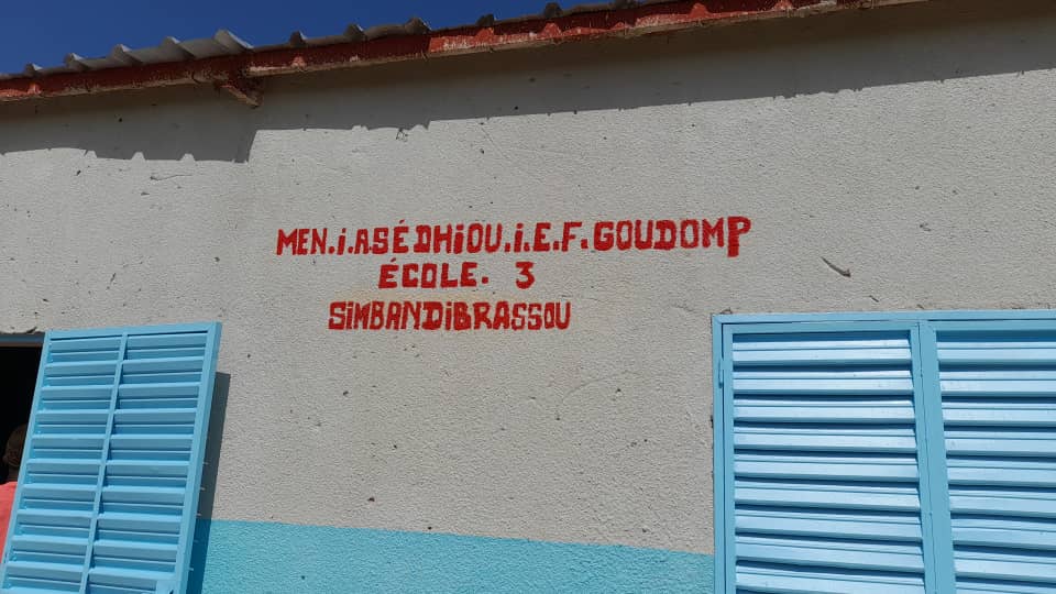 Renovación de la Escuela Simbandi por Balouo Salo 