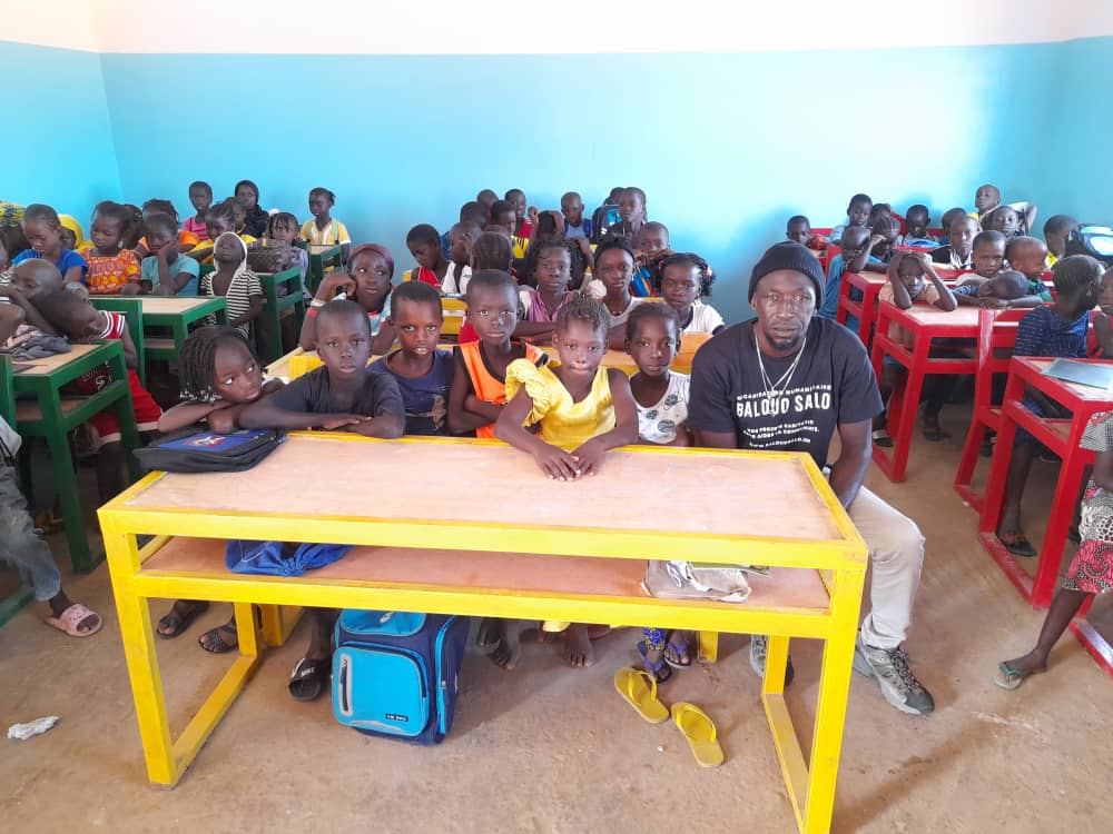 Renovación de la Escuela Simbandi por Balouo Salo 