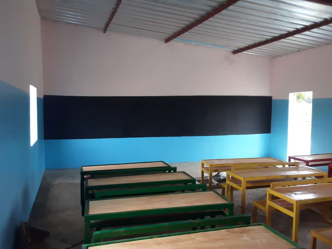 Renovación de la Escuela Simbandi por Balouo Salo 